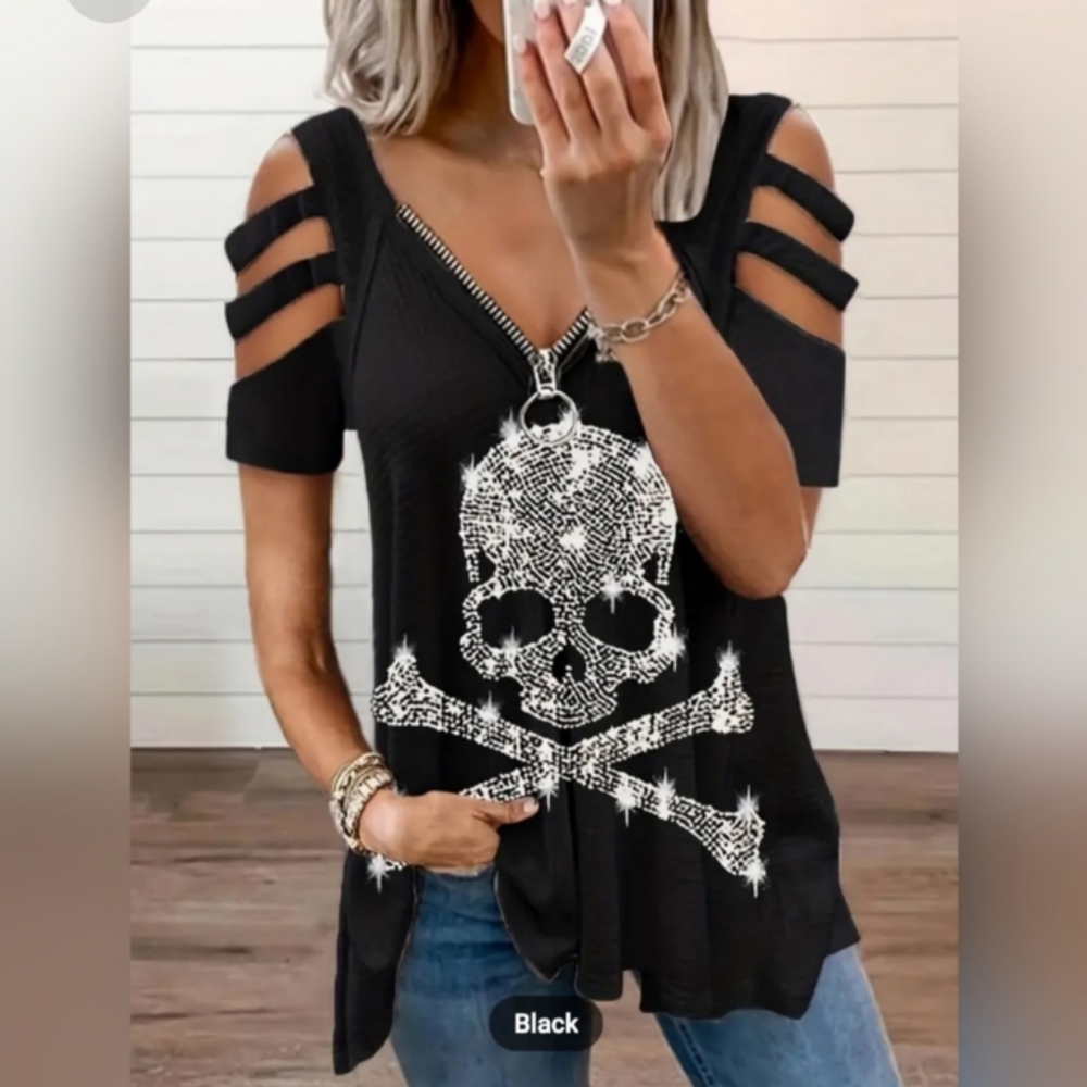 Rhinestone Cut Out Graphic Tee. NWOT. Size XL.
